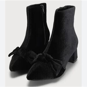 Lulus Femmie Black Velvet pointed toe bow booties NEW $69 retail size 9